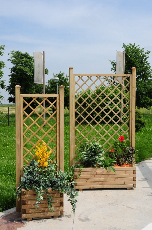 Grigliati per giardino in legno pratici, robusti e su misura